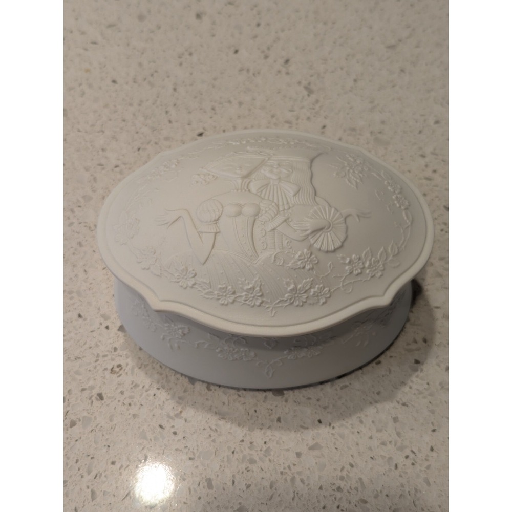 Vintage Kaiser White Bisque Porcelain Germany King Queen Trinket Jewelry BOX 632